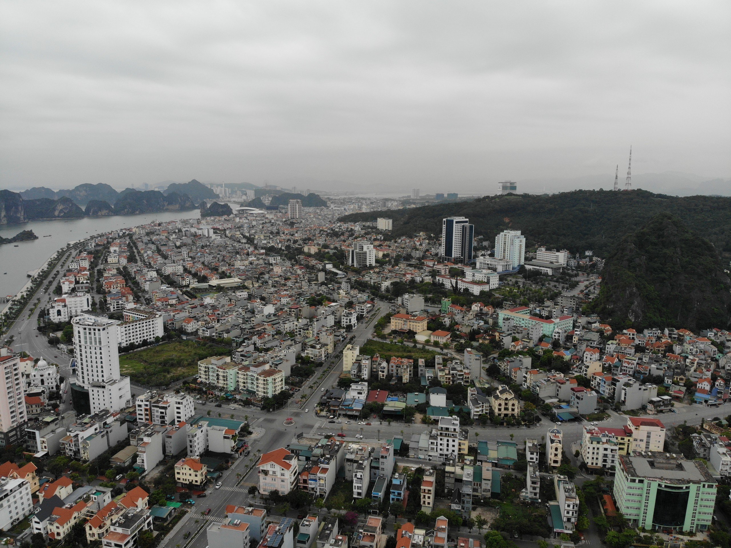 Bán đất Phố Đặng Thuỳ Trâm, 236m2 mặt tiền 10m, gần Bãi tắm Hòn Gai. Liên hệ ngay