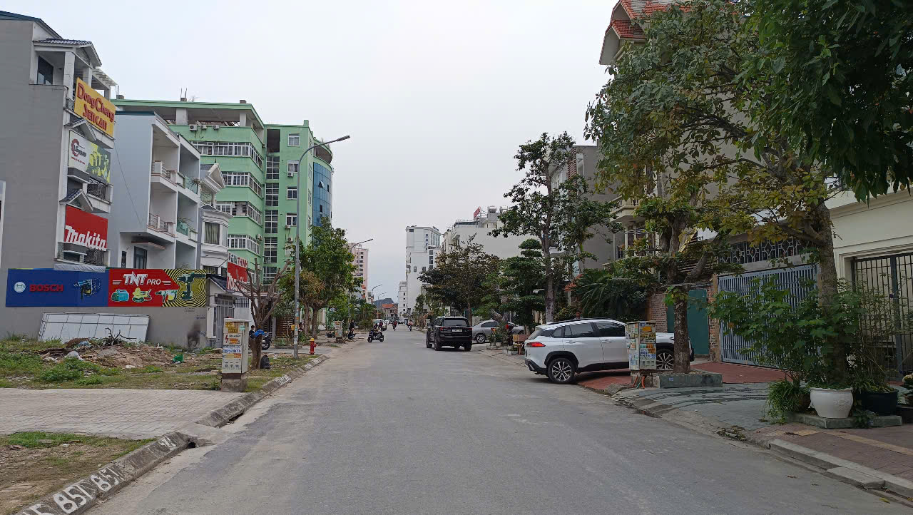 Bán đất Phố Đặng Thuỳ Trâm, 236m2 mặt tiền 10m, gần Bãi tắm Hòn Gai. Liên hệ ngay
