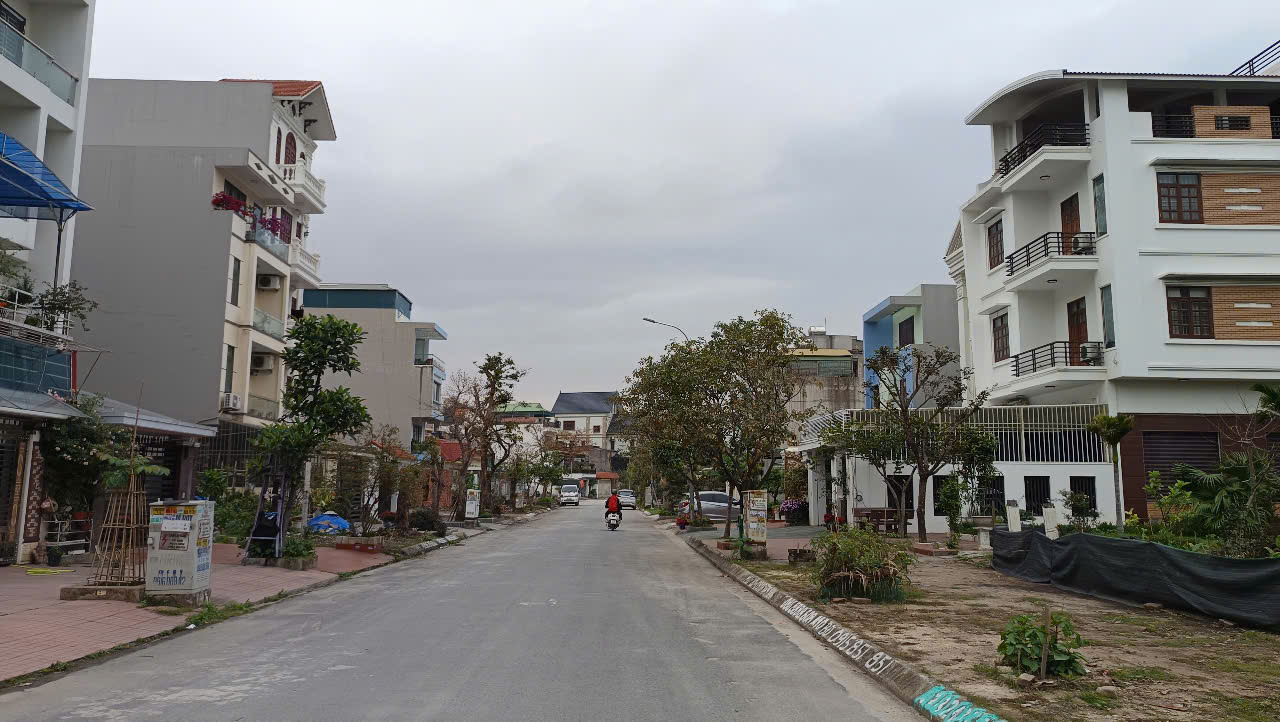 Bán đất Phố Đặng Thuỳ Trâm, 236m2 mặt tiền 10m, gần Bãi tắm Hòn Gai. Liên hệ ngay